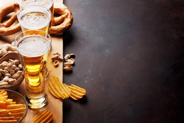 Bira, Kuruyemiş, cips ve çerez — Stok fotoğraf