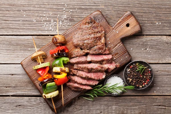 Verduras a la parrilla y carne de res —  Fotos de Stock