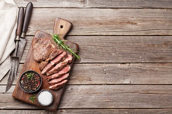 Смажений яловичий стейк зі спеціями — стокове фото