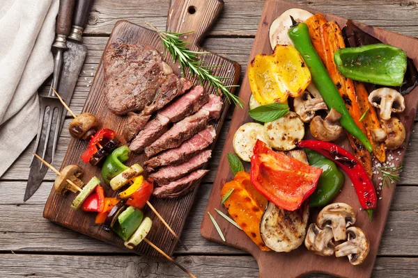 Grilovaná zelenina a hovězí steak — Stock fotografie