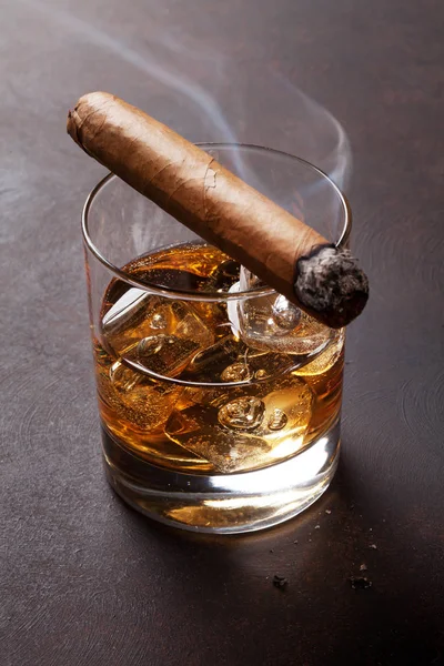 Whisky z lodem i cygara — Zdjęcie stockowe