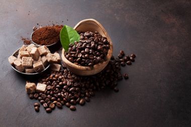 Kahve çekirdekleri ve toprak tozu