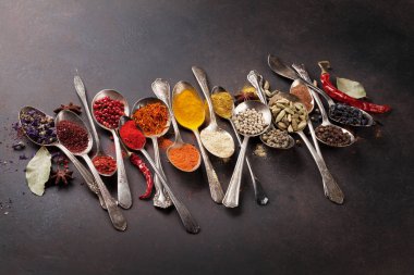 Çeşitli baharatlar kaşık