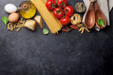 Makarna, domates ve fesleğen yaprakları 