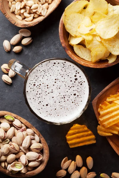 Bière, noix et chips — Photo