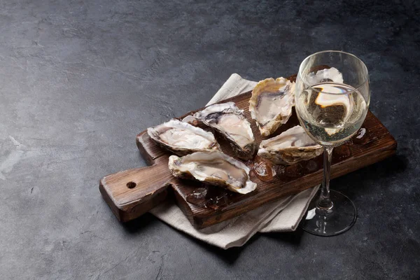 Opened oysters and white wine — Stock Photo, Image