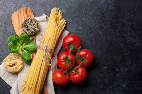 Pasta, tomater och basilika blad — Stockfoto