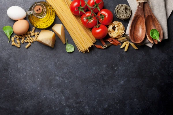 Pasta, tomatoes and basil leaves — Stock Photo, Image