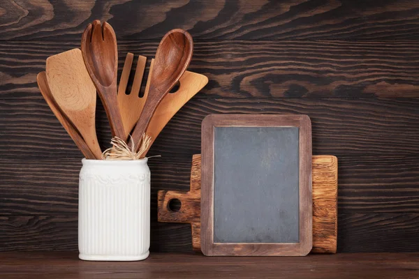 Keukengerei en schoolbord — Stockfoto