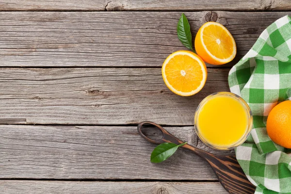 Naranjas frescas maduras y zumo —  Fotos de Stock