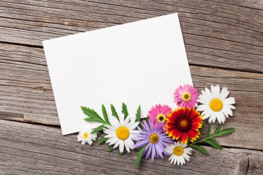 boş kartı ve çiçekler