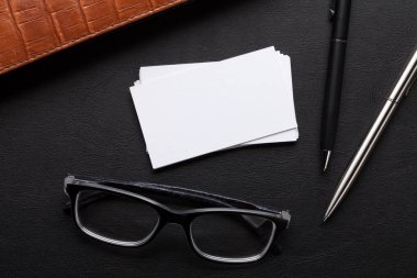 boş kart, kalem, gözlük