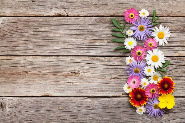 Bloemen op houten achtergrond — Stockfoto