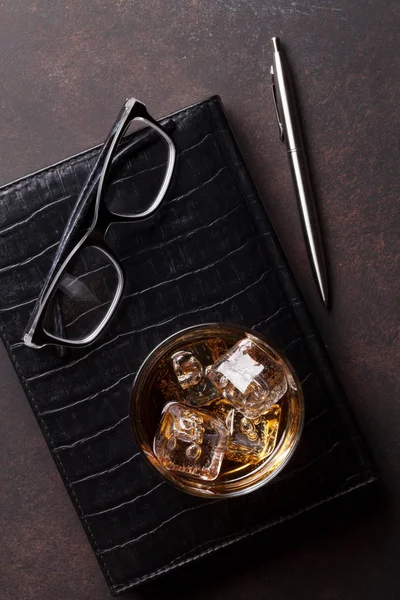 Whisky avec glaçons et fournitures de bureau — Photo
