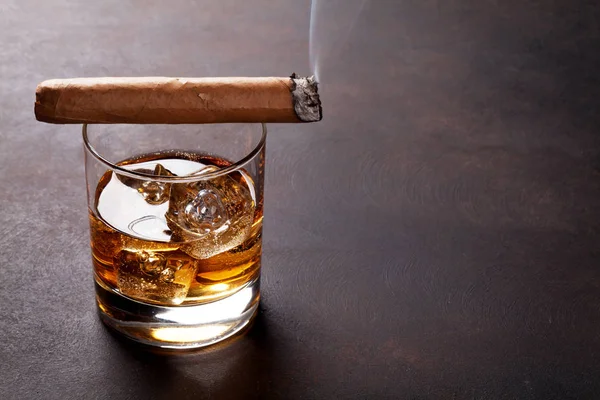 Whisky med is och cigarr — Stockfoto