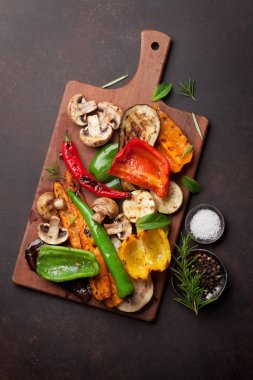 kesme tahtası üzerinde ızgara sebze