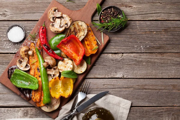 Verduras a la parrilla en tabla de cortar —  Fotos de Stock