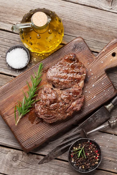 Смажений яловичий стейк зі спеціями — стокове фото