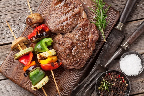 Grilovaná zelenina a hovězí steak — Stock fotografie