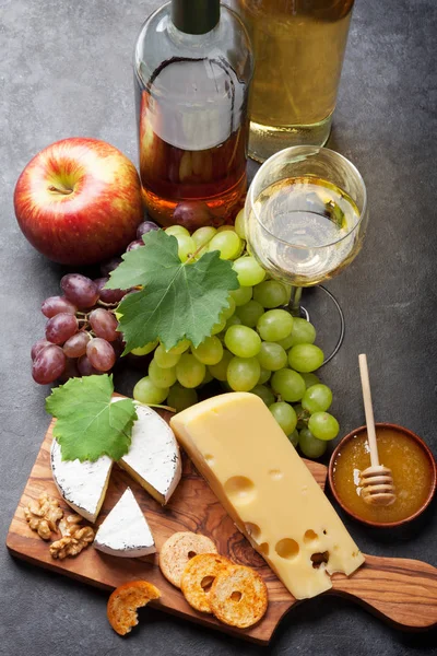 Vin, raisins, pain et fromage — Photo