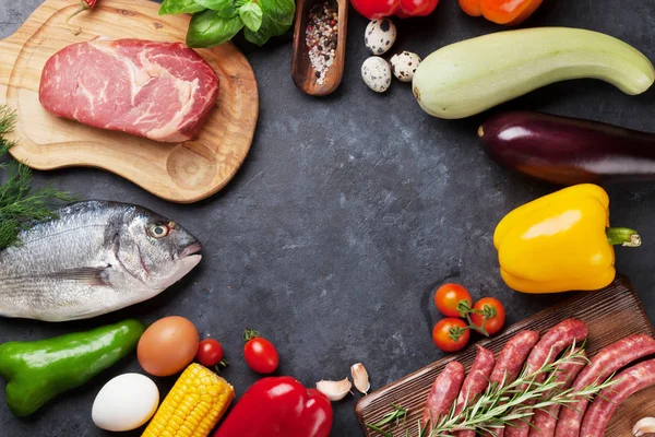 Tomates, berinjelas, milho, carne de bovino e ovos — Fotografia de Stock