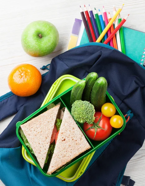 Μεσημεριανό γεύμα κουτί και σχολείο προμήθειες — Φωτογραφία Αρχείου