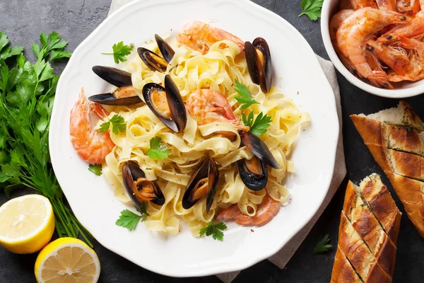 Pasta con mejillones y gambas — Foto de Stock