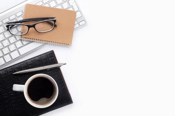 Tazza di caffè, computer e forniture — Foto Stock