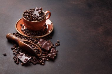 Kahve fincanı ve kızarmış fasulye.