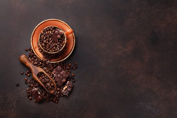 Xícara de café com grãos torrados — Fotografia de Stock