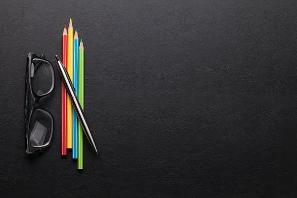 Värikkäät kynät ja silmälasit — kuvapankkivalokuva
