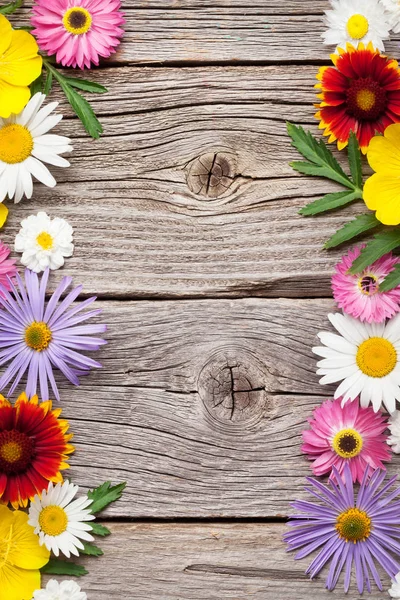 Tuin bloemen op hout — Stockfoto