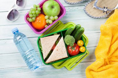 Sebze ve meyve ile öğle yemeği kutuları