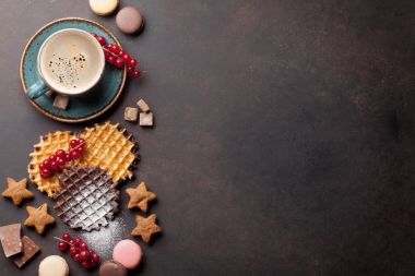 Kahve, şeker ve waffle çilek ile