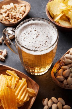 Lager bira bardağı ve aperatifler