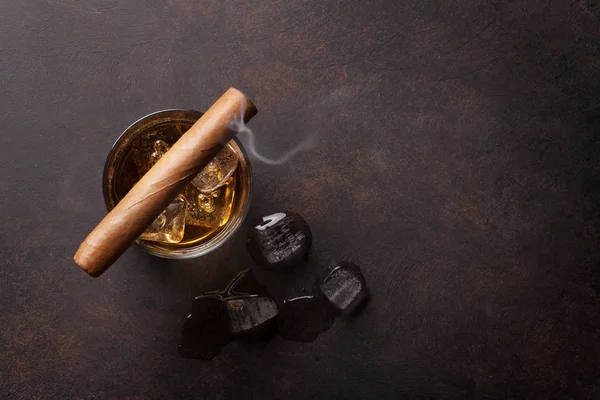 Whisky con hielo y cigarro —  Fotos de Stock
