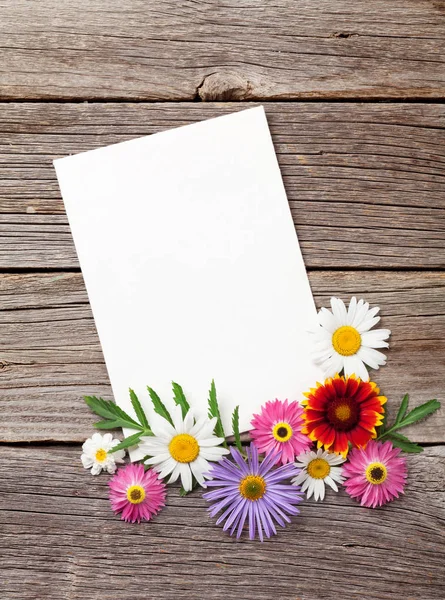 Tarjeta de felicitación en blanco y flores — Foto de Stock