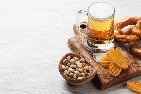 Lager bira ve aperatifler — Stok fotoğraf
