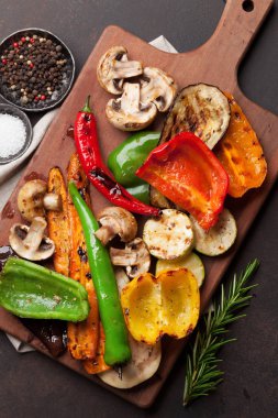 kesme tahtası üzerinde ızgara sebze