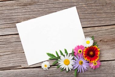 Boş tebrik kartı ve çiçekler