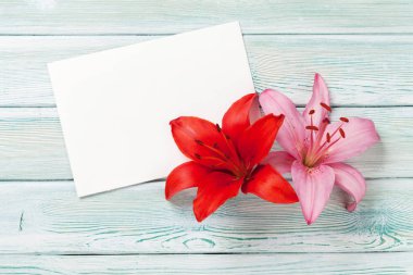 Renkli lily çiçekler ve boş kartı