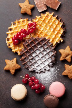 Waffle, macaroons ve çilek