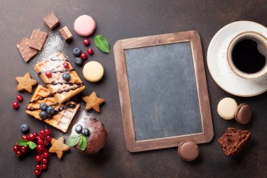 kahve ve çilek ile gözleme