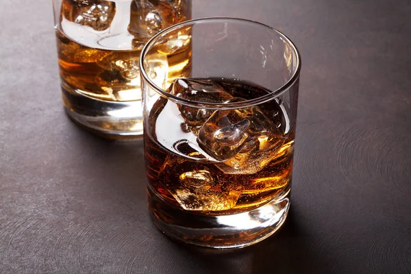 Whiskey con cubitos de hielo — Foto de Stock