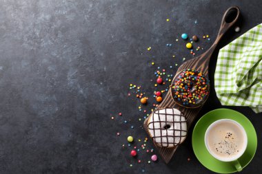 Çörek ve kahve taş masada