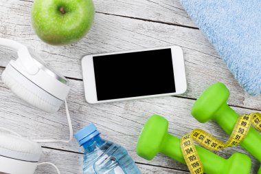 Halter, smartphone, kulaklık ve elma