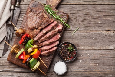 dana biftek kesme tahtası üzerinde