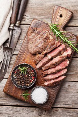 dana biftek kesme tahtası üzerinde