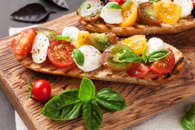 kiraz domates Bruschetta