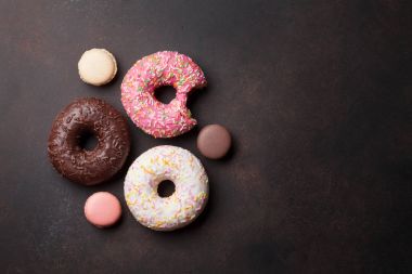 Renkli donut ve macaroons